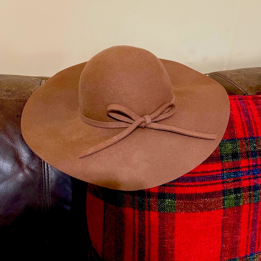 Fall hat, goes with everything. Never worn